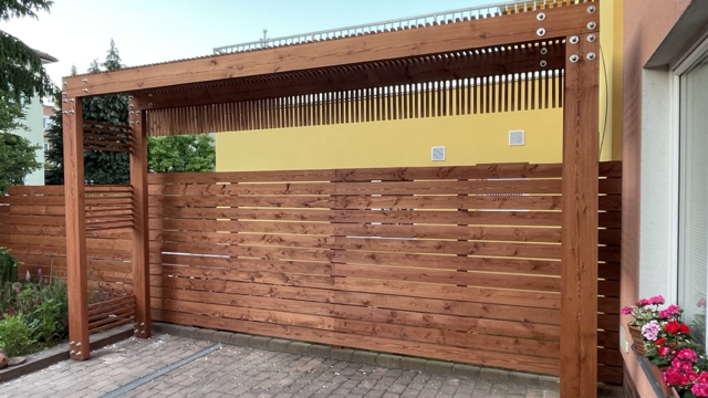 stínění od sousedů