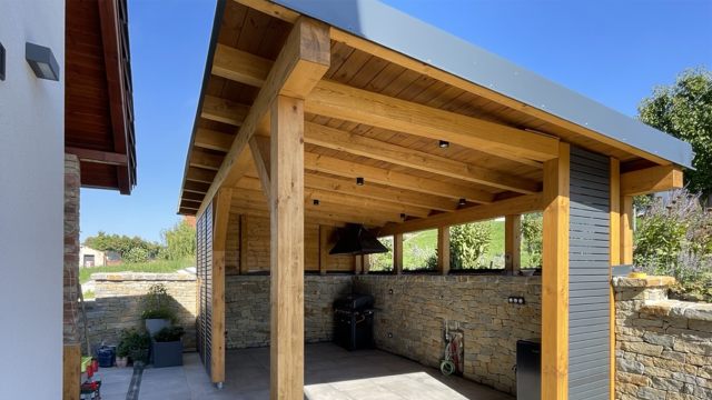 Masivní dřevěná pergola